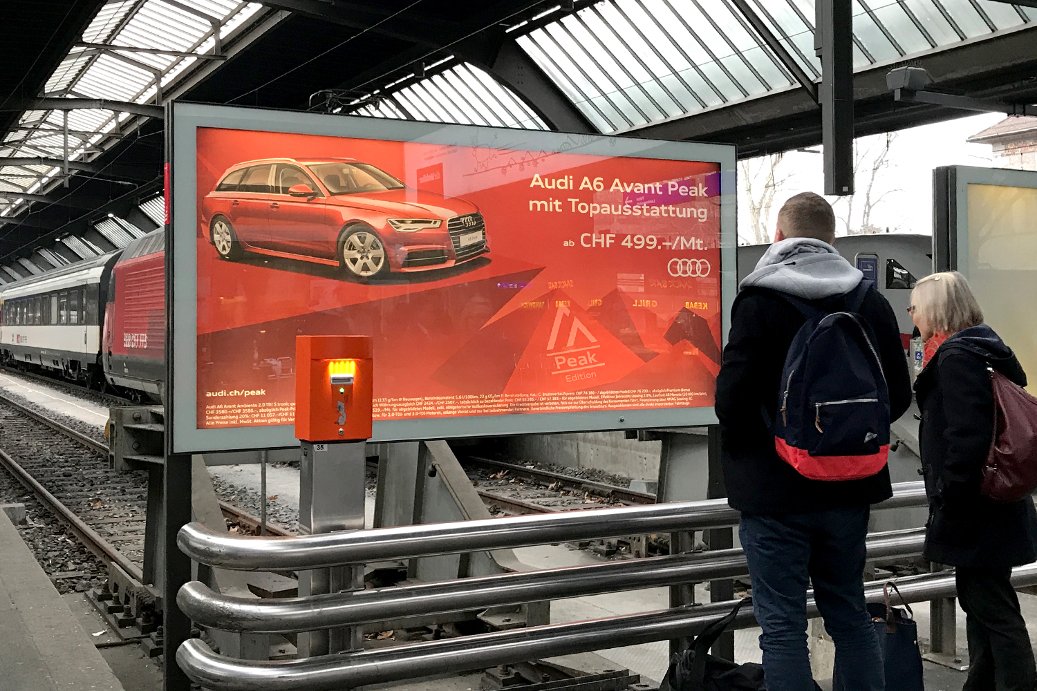 Audi Peak Edition Plakat im Bahnhofsumfeld